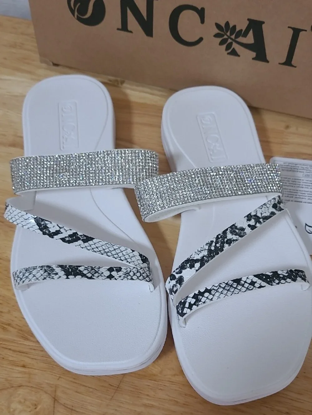 NC AI chic white